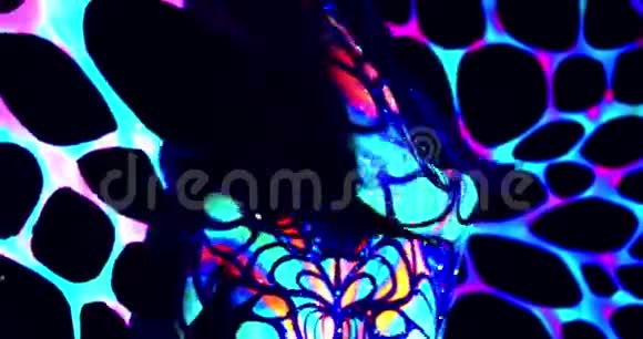 在派对上跳舞的女人紫外线4k视频的预览图