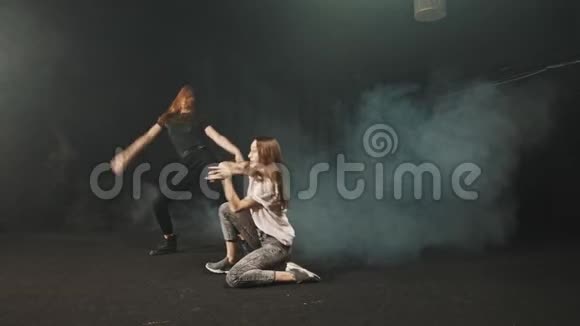 两个年轻女子在工作室里随意跳舞视频的预览图