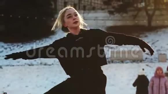 在户外溜冰场上一个头发蓬乱的年轻女子视频的预览图