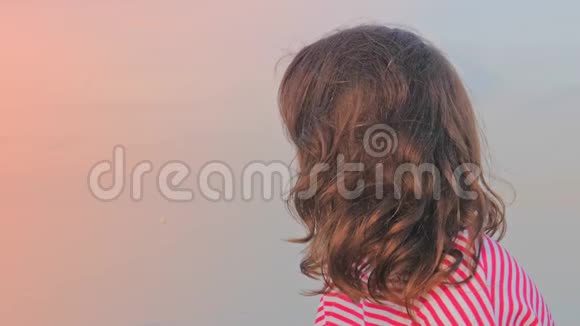 海背景肖像上的年轻女子视频的预览图