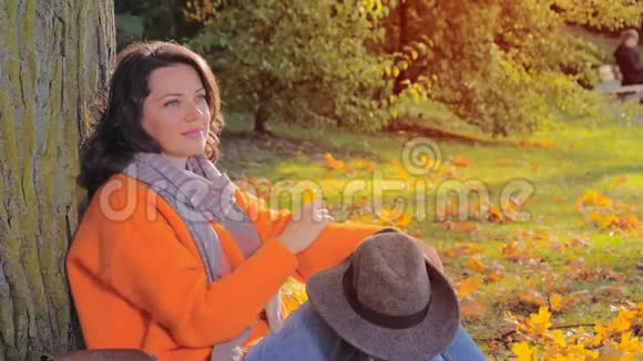 公园里长着橘色叶子的美丽秋女视频的预览图