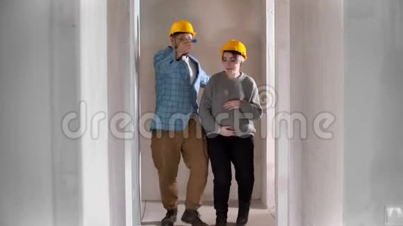 一位孕妇和她的丈夫在他们的新公寓的走廊里拿着钥匙跳舞视频的预览图