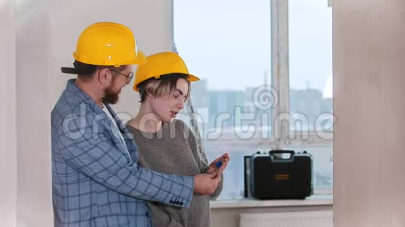一位孕妇和她的丈夫看着新公寓的钥匙一位房地产经纪人跳着笑视频的预览图