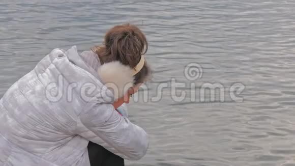 浪漫的秋意女子肖像湖景视频的预览图