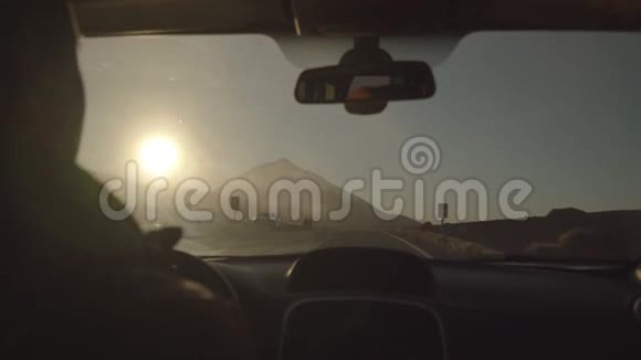 从驾驶汽车的挡风玻璃上看到一片雾蒙蒙的火山景象视频的预览图
