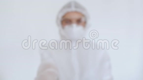 特写一个女孩在化学保护眼镜和一个面具持有鼻子喷雾抗Covid19肖像女孩视频的预览图