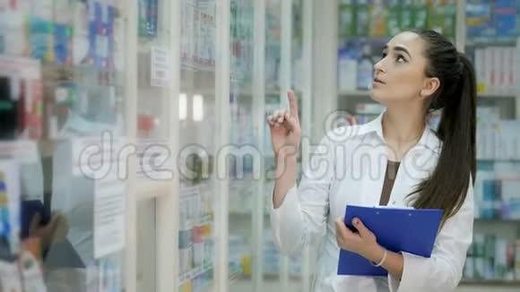 一个年轻的女促销员在一家药店里调节药品视频的预览图