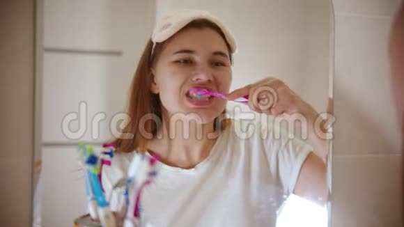 一个年轻的女人早上刷牙视频的预览图