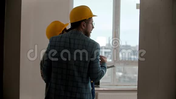 一位年轻的孕妇和她丈夫在一栋新楼的公寓里和一位房地产经纪人谈话视频的预览图