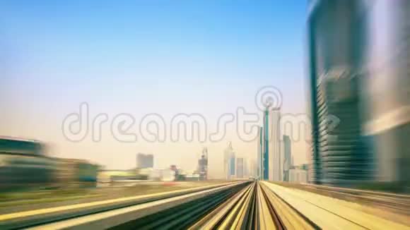 在迪拜地铁的铁轨上飞驰视频的预览图