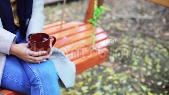 秋季年轻女子捧着咖啡杯挥杆视频的预览图