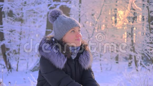 户外冬季照片年轻迷人的女人视频的预览图