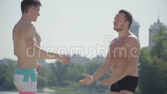 运动的人在户外玩得很开心男人互相展示肌肉有热身体的运动员休息视频的预览图