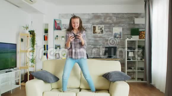 小女孩在客厅的沙发上跳视频的预览图