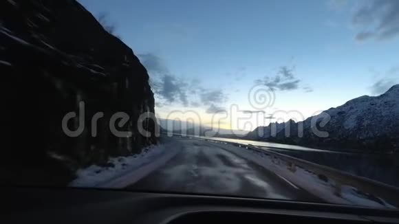 从日落冬季的汽车道观看视频的预览图