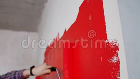 公寓翻新红色覆盖墙视频的预览图