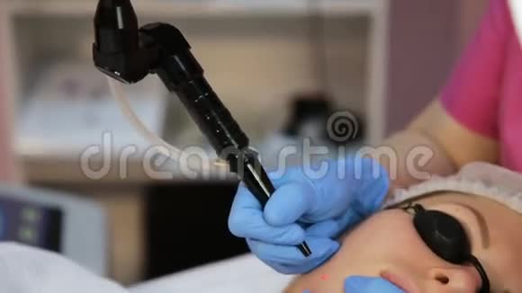 治疗师美容师做激光复兴视频的预览图