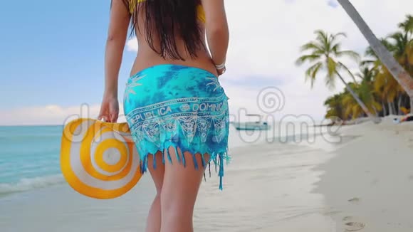 带帽子的女孩在异国海滩上多米尼加共和国和加勒比岛屿的暑假视频的预览图