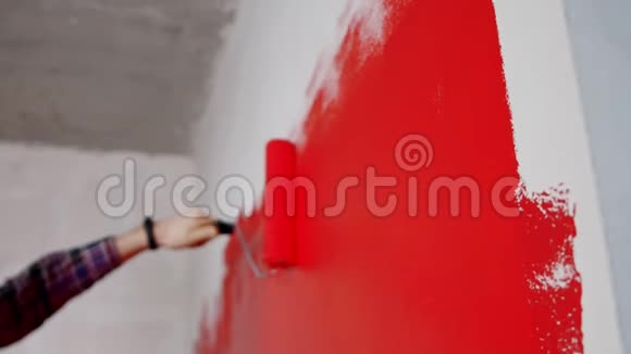 公寓翻新用红色覆盖透明墙视频的预览图