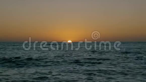佛门提拉岛的海上日落视频的预览图