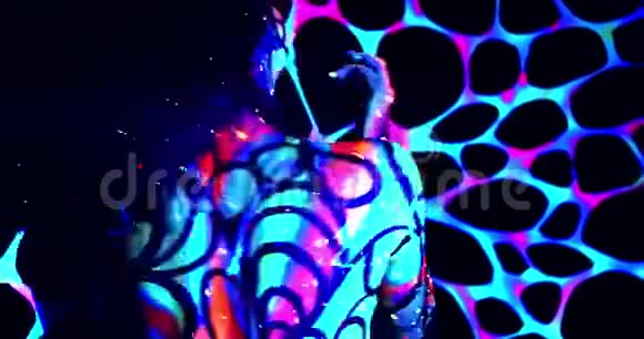在紫外光照射下颜色鲜艳有身体艺术的年轻女子正在俱乐部跳舞4K视频的预览图
