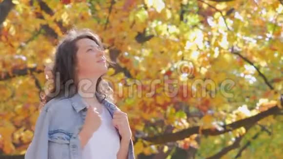 穿牛仔夹克的女人肖像秋天视频的预览图