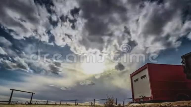 红色拖车上云层的时间流逝视频的预览图