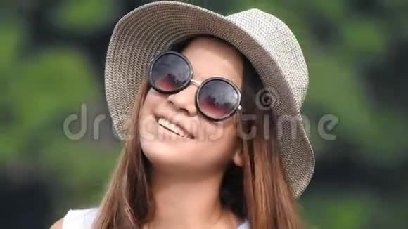 微笑的少女帽和太阳镜视频的预览图