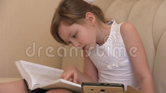 孩子远程学习这个女孩一直在用互联网学习一本书金发女郎在家学习视频的预览图