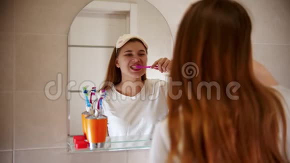一个正在刷牙的年轻女子视频的预览图