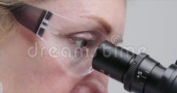 女科学家在实验室里用显微镜视频的预览图