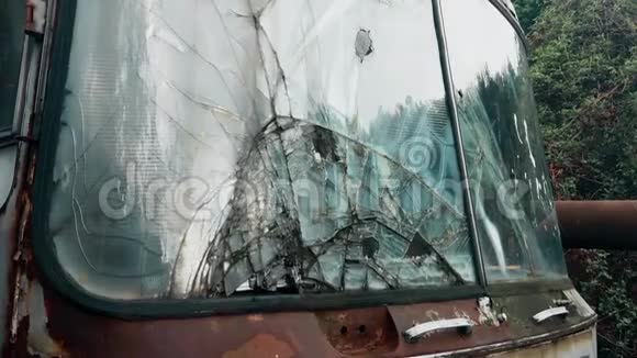 一辆破旧的卡车上的挡风玻璃破了视频的预览图