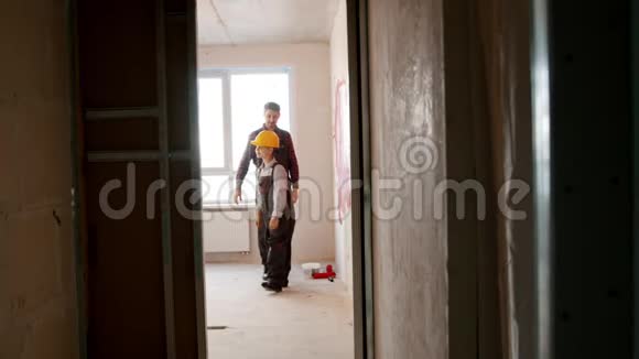 修理草稿公寓小男孩和他的父亲走出房间视频的预览图