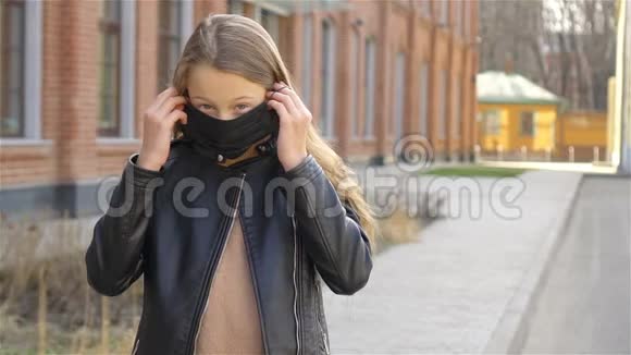 戴口罩的女孩防冠状病毒和格里普视频的预览图