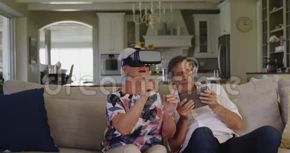 一家人一起在家视频的预览图