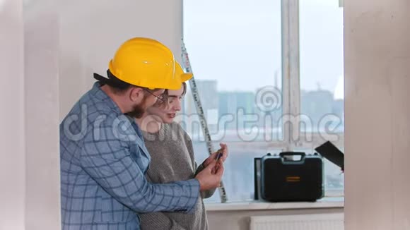 一位孕妇和她的丈夫看着新公寓的钥匙一位房地产经纪人为一位成功的人感到高兴视频的预览图
