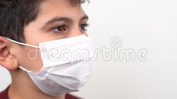 一个带面具的男孩正向前看电晕病毒covid19近距离射击视频的预览图