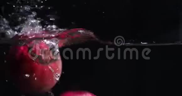 红鲜苹果掉进水里视频的预览图