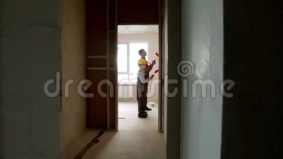 在白天修理草稿公寓小男孩和他的父亲在房间里画墙视频的预览图