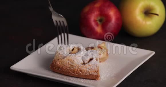 叉在一个苹果派切片视频的预览图