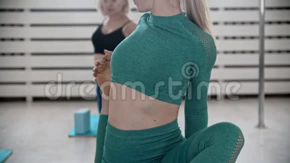 金发女人在瑜伽垫上做健身运动视频的预览图