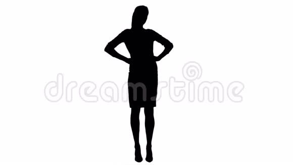 漂亮的女商人站着双手叉腰对着镜头微笑视频的预览图