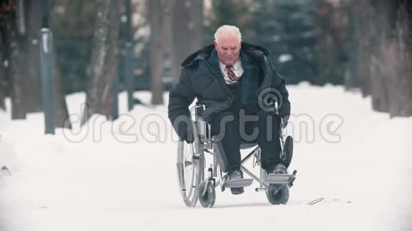 一个老兵坐在轮椅上下雪视频的预览图