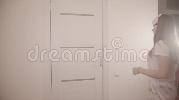 一个年轻女人拿着化妆包走在浴室里视频的预览图