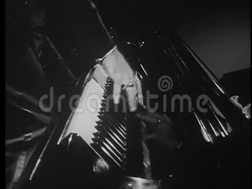 从不同角度特写双手弹钢琴视频的预览图