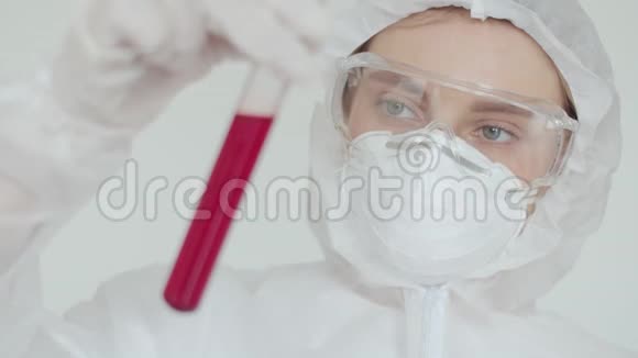 一名护士对感染冠状病毒Covid19的血液进行实验化学实验室助理女孩视频的预览图