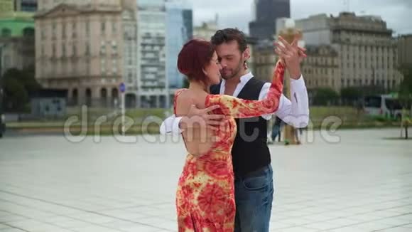漂亮的探戈舞者在布宜诺斯艾利斯市的广场上激情舞动视频的预览图