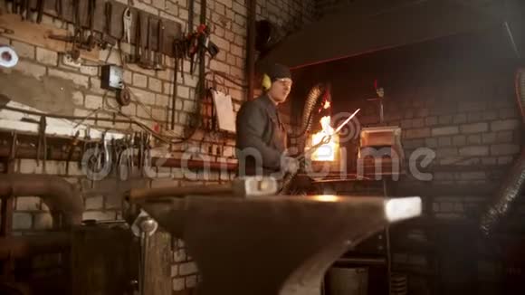 一个铁匠把刀加热并形成正确的形状视频的预览图