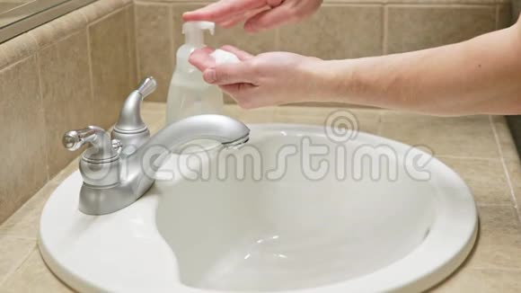 用肥皂和水洗手视频的预览图