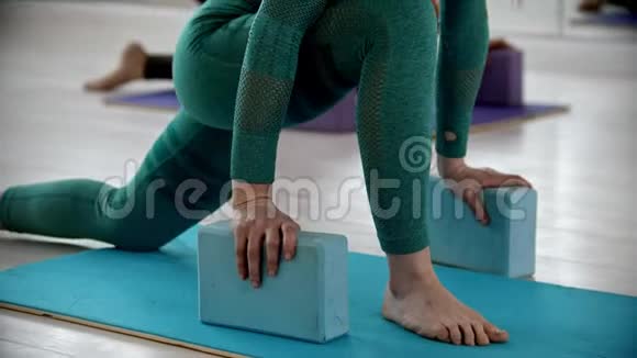 在瑜伽垫上用手底下的砖块做健身运动视频的预览图